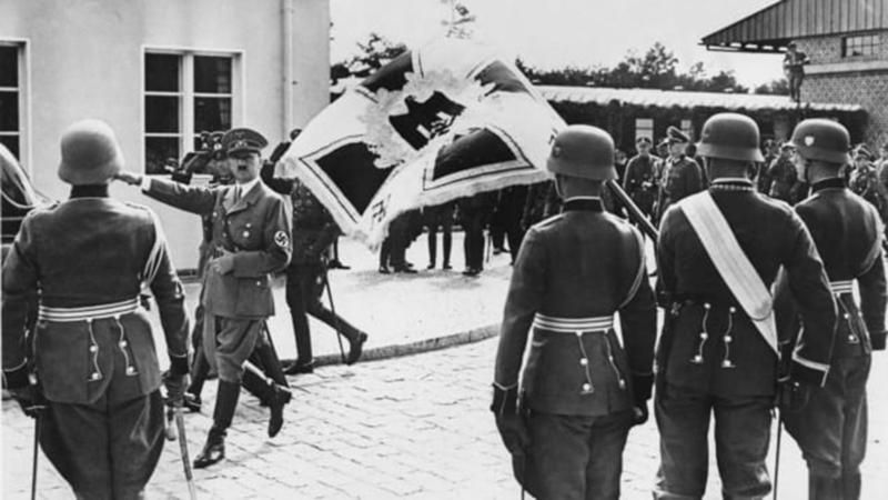 أدولف هتلر زار المدينة عام 1938.  من المصدر