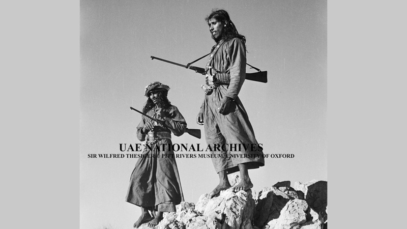 سالم بن غبيشة وسالم بن كبينة رفيقا ويلفريد ثيسجر في إمارة رأس الخيمة (مارس - أبريل 1950).               ■ «الأرشيف الوطني»