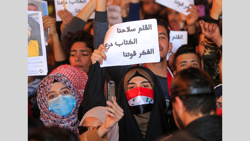 العراقيون يخرجون قبل نحو عام إلى الشوارع مطالبين بحياة أفضل.  أرشيفية