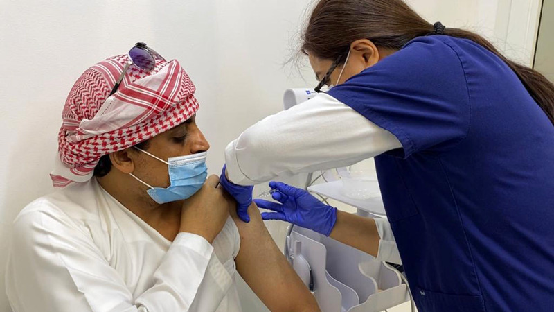 التطعيمات المتوافرة في الدولة آمنة وفعالة للوقاية من الفيروس.  تصوير: إريك أرازاس