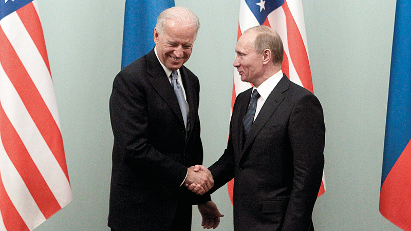 بايدن وبوتين عندما كان الأول نائباً للرئيس الأميركي والآخر رئيس وزراء روسيا.  رويترز