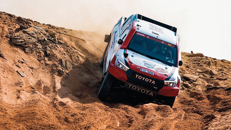 بالجافلة خلال مشاركته في رالي داكار بسيارة «تويوتا هايلوكس».  من المصدر