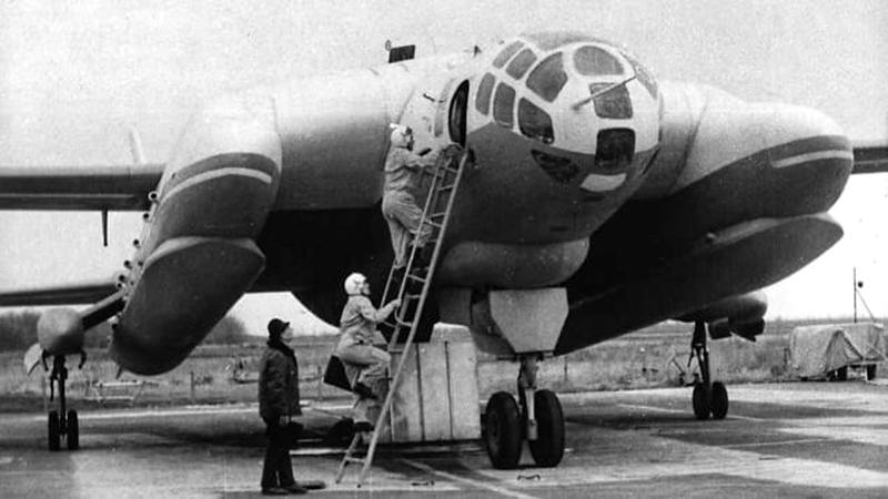 الطائرة السفينة ماتت بموت الاتحاد السوفييتي. من المصدر