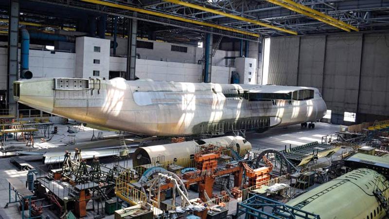 طائرة «أنتونوف» شبه مكتملة بمصنع عملاق في أوكرانيا.  من المصدر