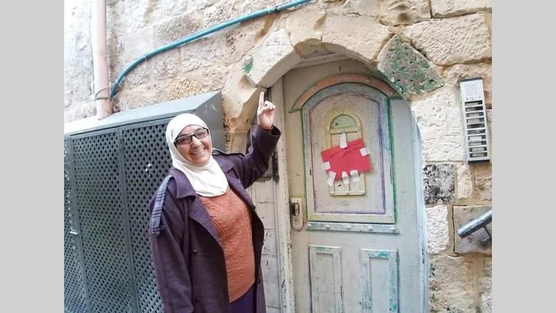 المغربية المقدسية أمام غرفتها في زاوية المغاربة. الإمارات اليوم