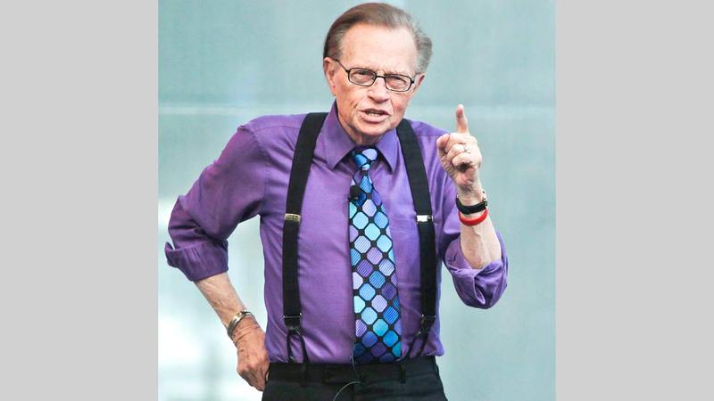 تميّز لورانس هارفي زينجر المشهور باسم لاري كينغ بأسلوبه الخاص في التقديم.  إي.بي.إيه