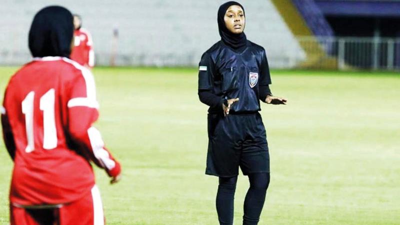 الحَكمة الإماراتية خلال إدارتها لإحدى المباريات.  من المصدر