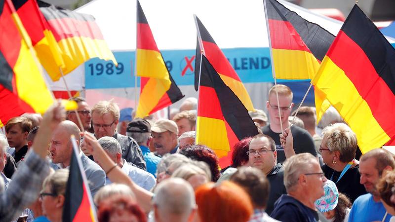 مجموعة من المؤيدين للحزب اليميني المتطرف في ألمانيا (البديل لألمانيا) أثناء إحدى حملاته الانتخابية عام 2019.  رويترز