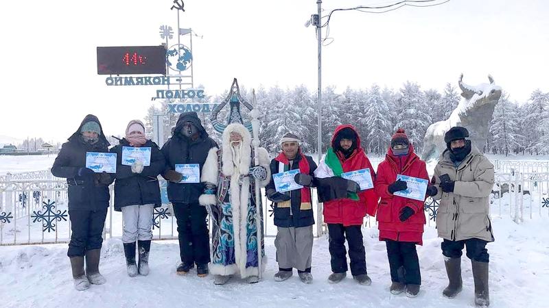 إبراهيم الدبل وأحمد بن صبيح وأحمد بوعصيبة في صورة مع عدد من سكان القرية. وام