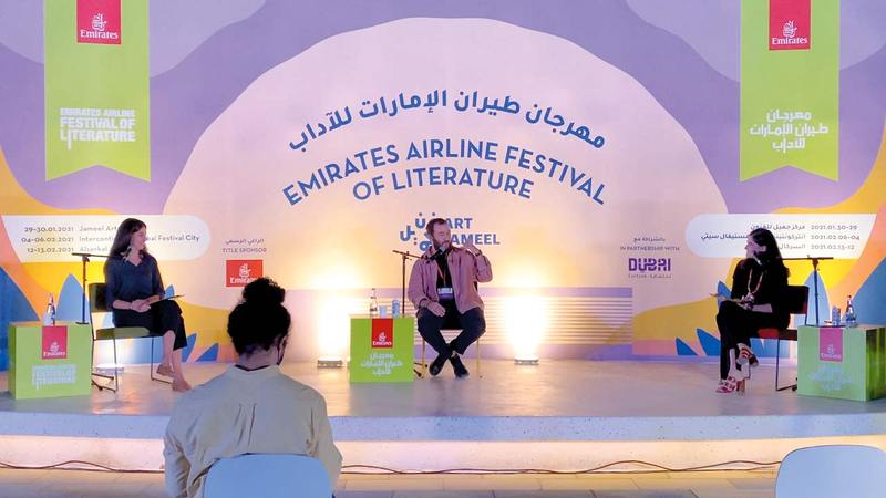 جمهور المهرجان أتيحت له فرصة متابعة رسومات وأعمال فنية مختارة من أرشيف كرم. تصوير: باتريك كاستيلو