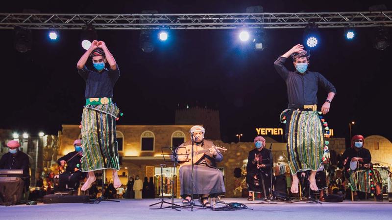 عروض فرقة «حضرموت» تضفي أجواءً من البهجة على الزوار.    من المصدر