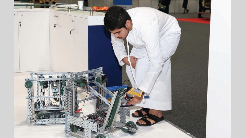 البرنامج يمكّن الشباب من تطوير المقترحات والأفكار الخلّاقة.  أرشيفية