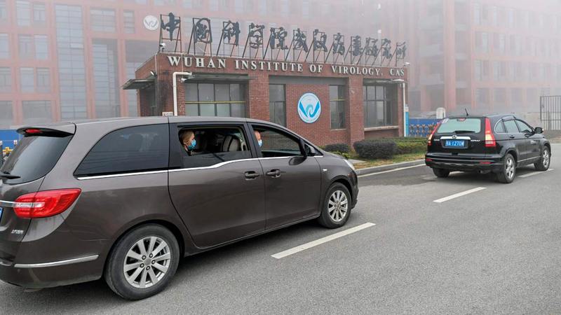 خلال وصول خبراء منظمة الصحة العالمية إلى معهد علم الفيروسات في ووهان.    أ.ف.ب