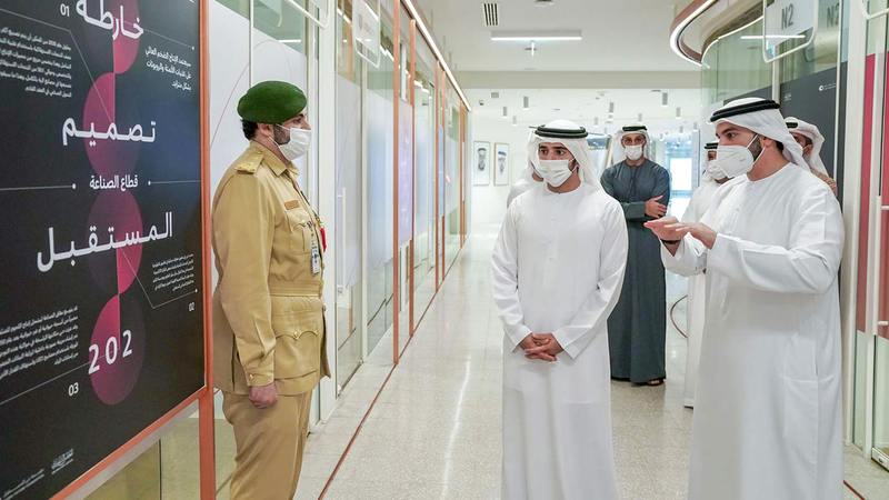 حمدان بن محمد يستمع إلى شرح حول أبرز التغيرات الحالية والمستقبلية في قطاعات الصحة والتصنيع. وام