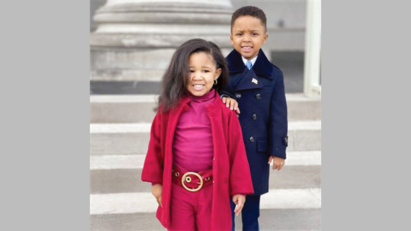 الطفلان ريلي هامبتون وزيدن لوي يقلدان أوباما وزوجته.