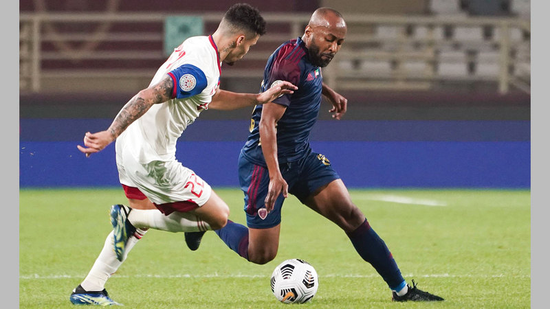 مطر يحاول السيطرة على كرته وسط مراقبة من لاعب الشارقة ماركوس.  من المصدر