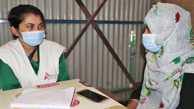 «ليجو» تتحدث إلى طاقم الصحة النفسية في «أطباء بلا حدود». من المصدر