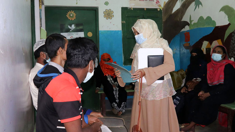 مشرفة الصحة النفسية تتابع أحوال المرضى النفسيين في الوحدة.  من المصدر