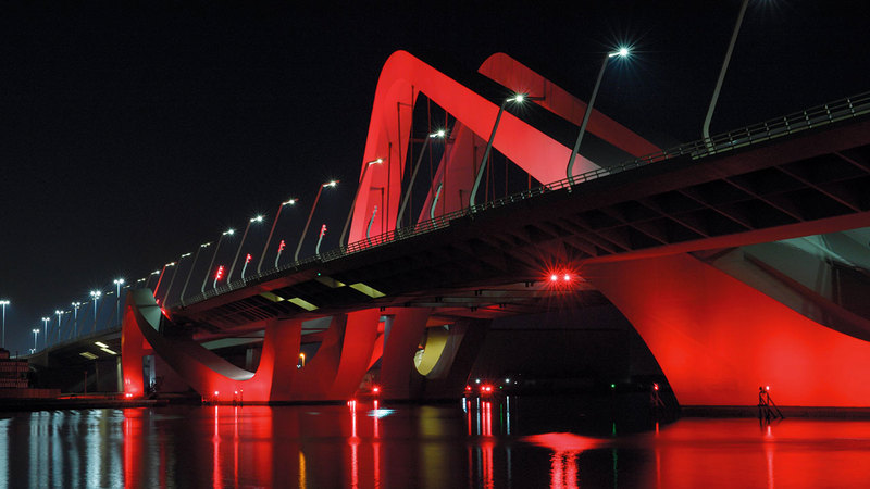 جسر الشيخ زايد يكتسي بلون الكوكب الأحمر دعماً لمهمة «مسبار الأمل».  من المصدر