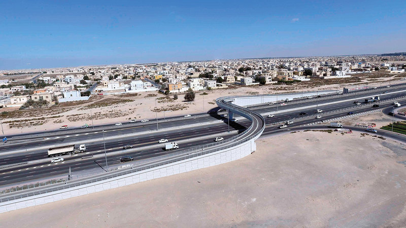 الجسر يسهم في تسهيل حركة وتنقل المشاة بين جانبي شارع رأس الخور.  من المصدر