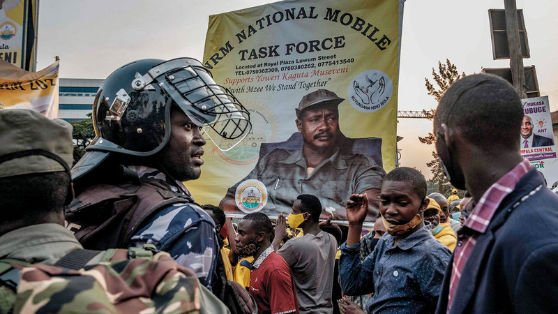 مؤيدو موسيفيني ينتظرون وصوله إلى العاصمة كمبالا.  غيتي