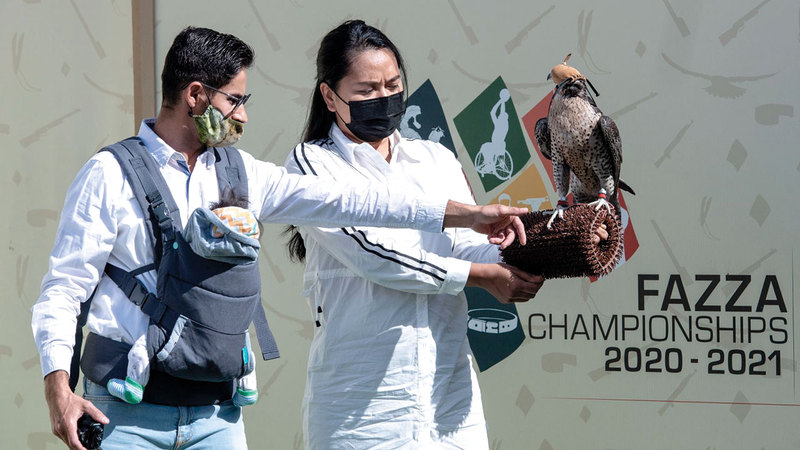 الإندونيسية ميشيل سانغ وزوجها اليوناني باناجيوتيس أزمانيس شاركا في المنافسات.   من المصدر