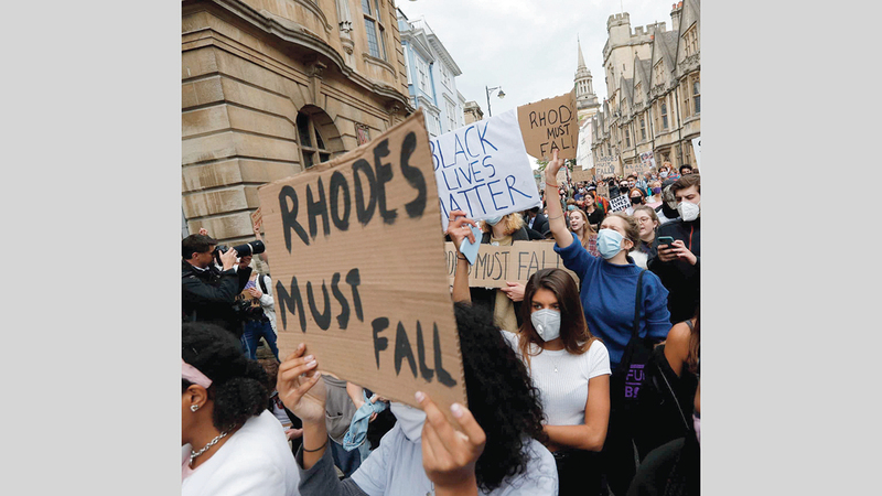 احتجاجات عارمة طالبت بإسقاط التمثال.   أرشيفية