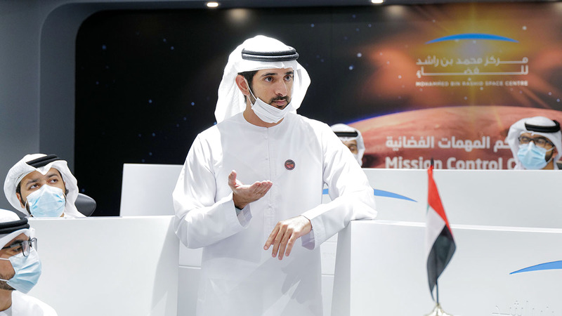 حمدان بن محمد يتفقّد آخر الاستعدادات لوصول مسبار الأمل إلى المريخ.  وام