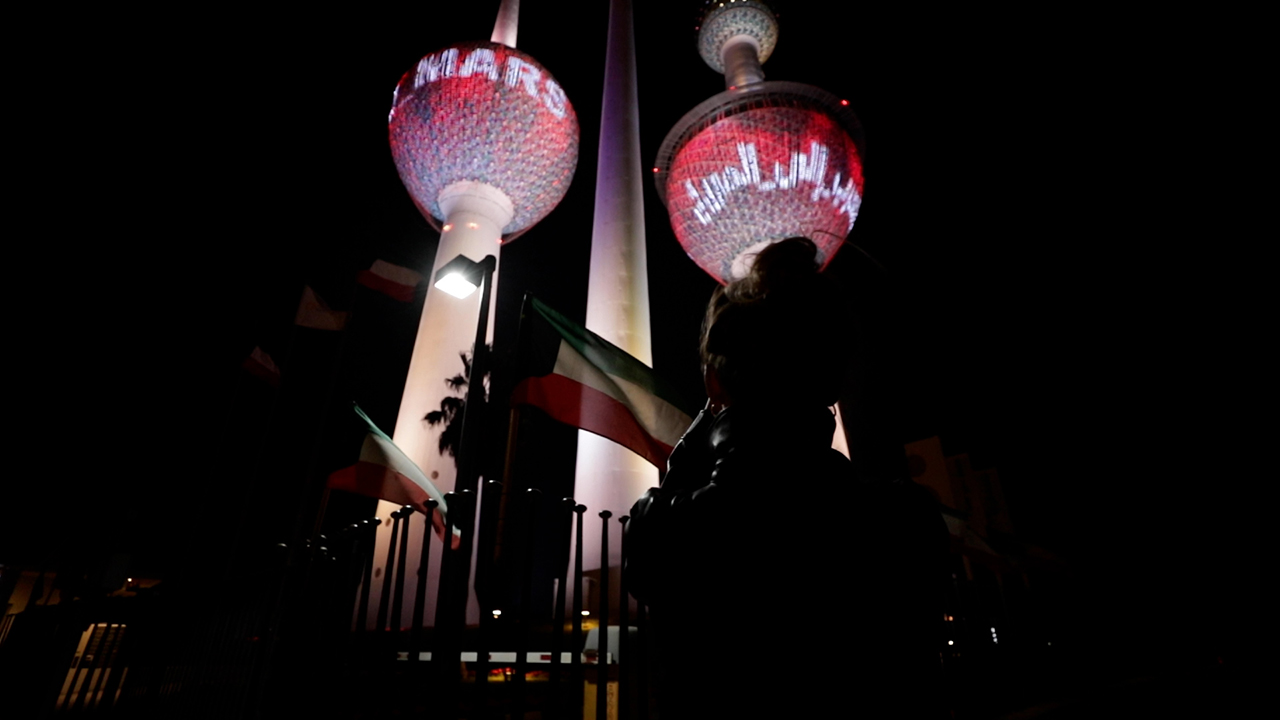 أبراج الكويت تضيء باللون الأحمر