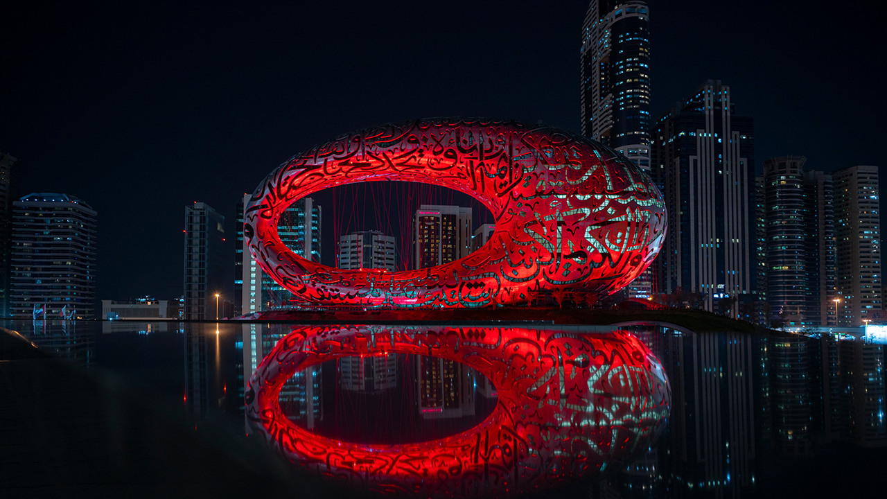 معالم في إمارة دبي تكتسي باللون الأحمر