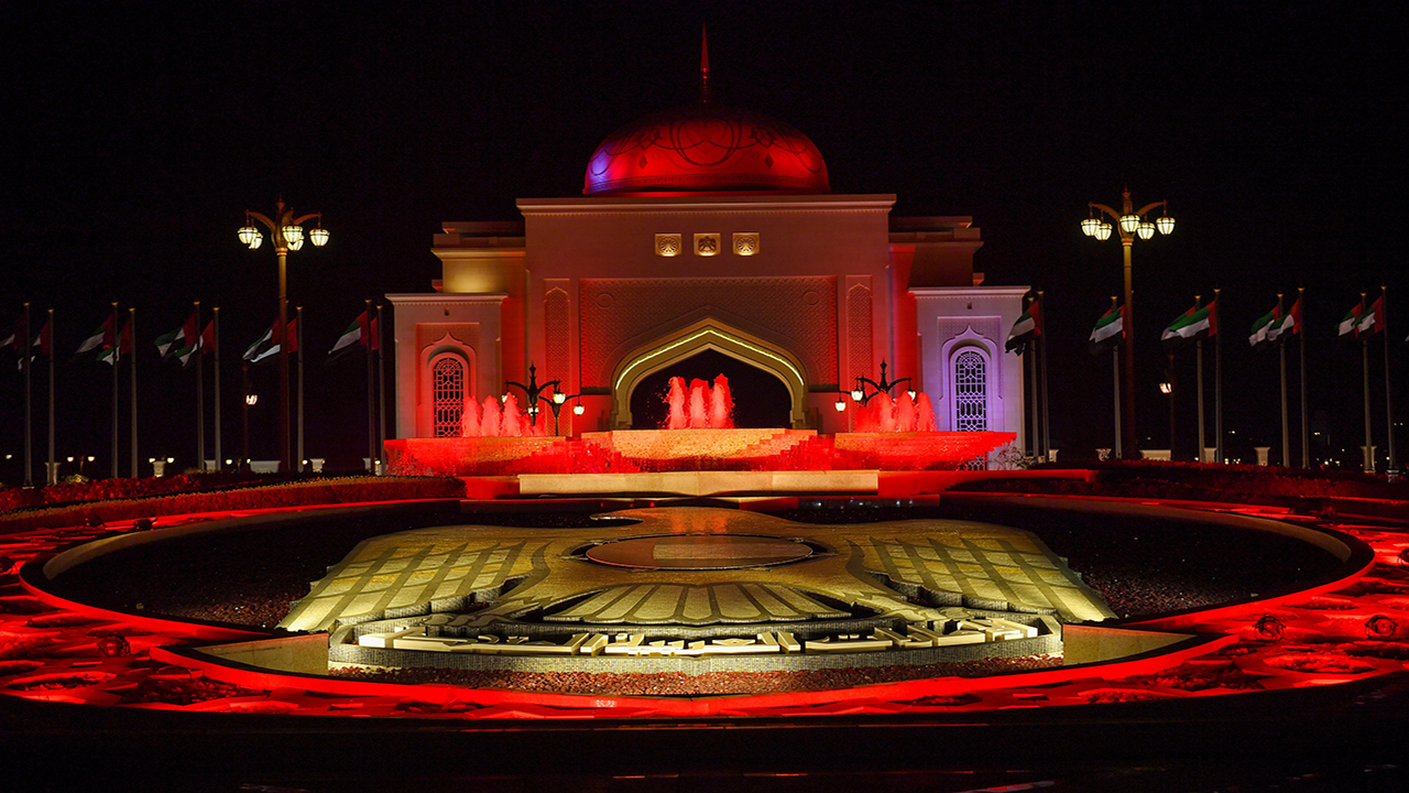 إمارة أبوظبي تزين أبرز معالمها باللون الأحمر