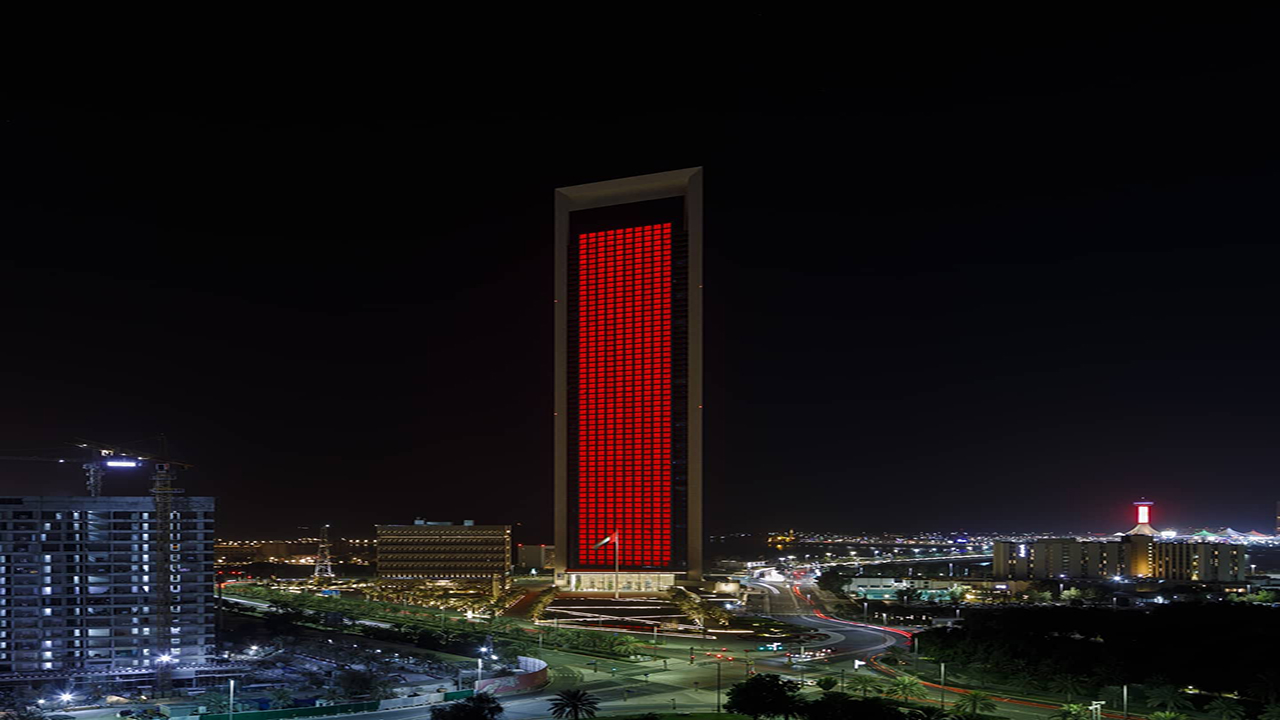 مبنى أدنوك مضاء باللون الأحمر