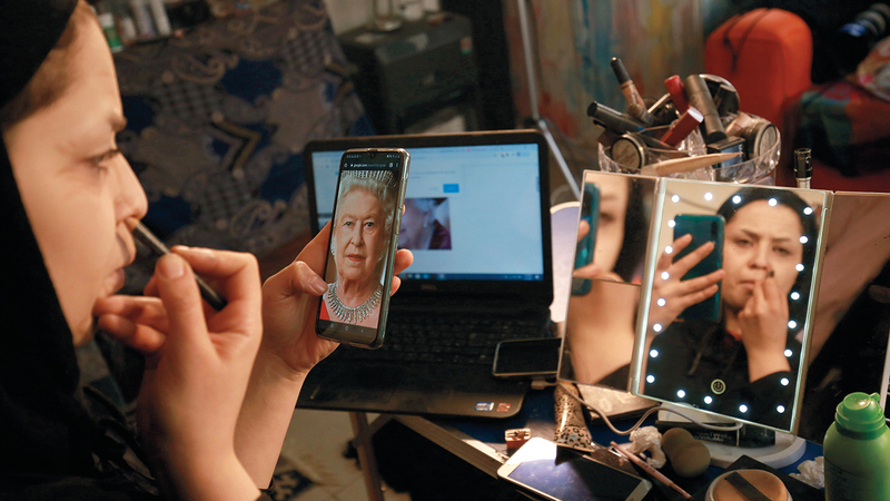 آلاء قلدت حتى الآن عشرات الشخصيات مثل دونالد ترامب وملكة بريطانيا وأنجلينا جولي ومايكل جاكسون وكريستيانو رونالدو.أ.ف.ب