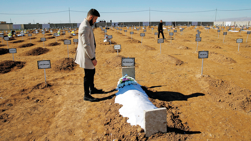 تيكران يدفن رفات والده.  رويترز