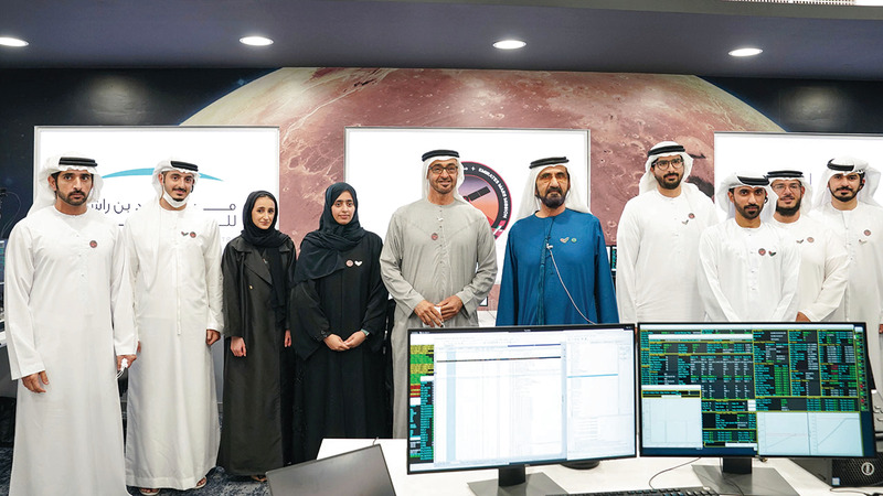 محمد بن راشد ومحمد بن زايد مع فريق عمل «مسبار الأمل» بحضور حمدان بن محمد.  وام