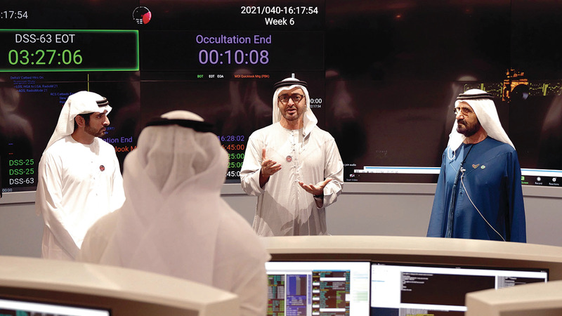محمد بن راشد ومحمد بن زايد تابعا بحضور حمدان بن محمد اللحظة التاريخية من محطة التحكم الأرضي في الخوانيج. وام