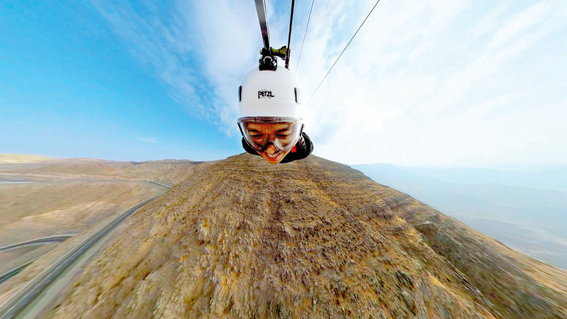 المغني ومؤلف الأغاني السوداني جيندي صوّر أغنيته على المسار الانزلاقي في جبل جيس.  من المصدر