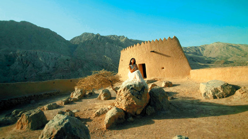 ليلى كاردان تقدم أغنيتها في قلعة ضاية.  من المصدر