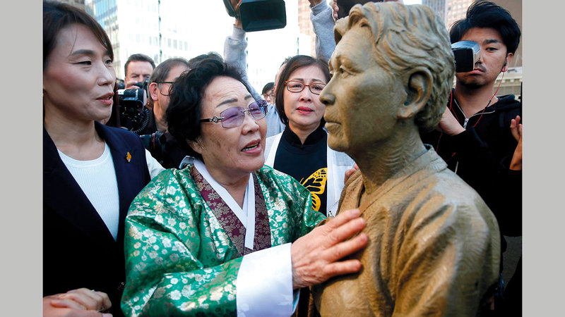 يونغ سول لي أمام نصب تذكاري في سان فرانسيسكو يرمز إلى محنة رفيقاتها في اليابان إبان الحرب العالمية. أرشيفية