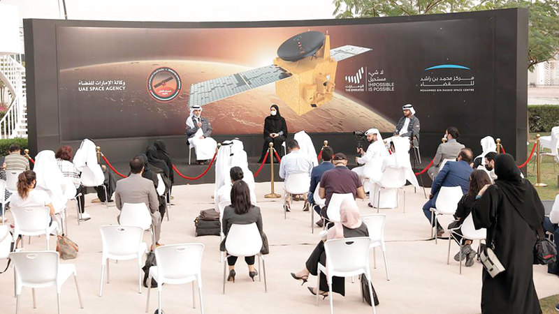 الأميري وشرف خلال مؤتمر صحافي بعد يوم من وصول المسبار إلى مدار الالتقاط.  من المصدر