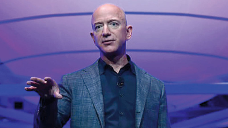 اصطحاب البشر إلى القمر وما بعده يعد جزءاً أساسياً من رؤى ماسك (يمين) وبيزوس.  أرشيفية