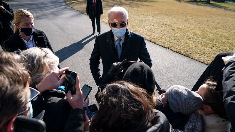 الرئيس الأميركي جو بايدن يتحدث مع الصحافيين في الحديقة الجنوبية للبيت الأبيض.  أ.ب