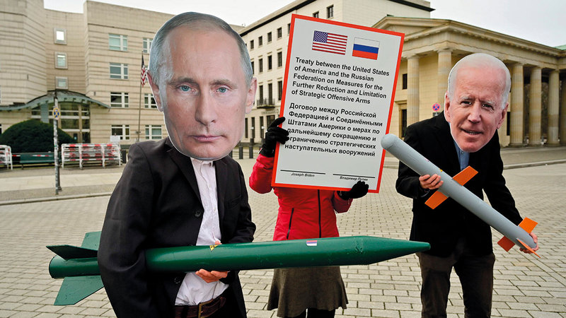 ناشطا سلام يلبسان قناعين لبايدن وبوتين ويتظاهران أمام السفارة الأميركية في برلين ضد التسلح النووي.   أ.ف.ب