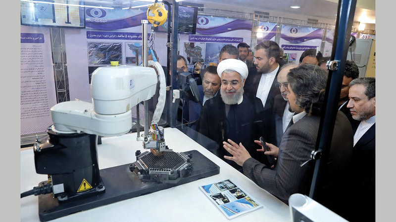 الرئيس الإيراني يستمع لشرح حول التقدم النووي الإيراني احتفالاً باليوم النووي الوطني.   أ.ب