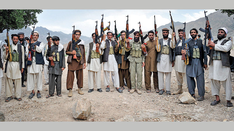 قرويون مسلحون يستعدون لحماية أنفسهم من هجمات حركة «طالبان».   أ.ف.ب