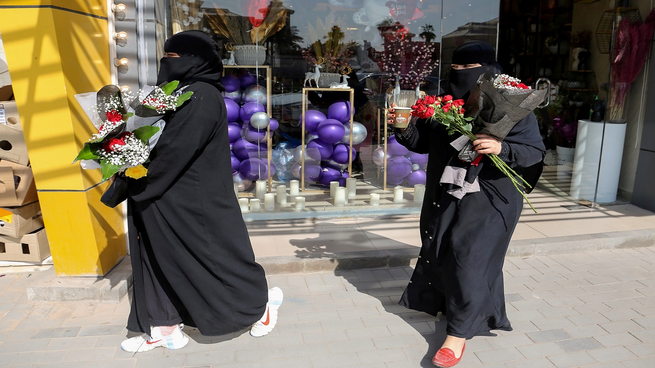 дедушка мороз саудовской аравии. студенты мусульмане. празднование нового года в саудовской аравии. в саудовской аравии запрещено праздновать новый год. саудовская аравия женщины на улице.