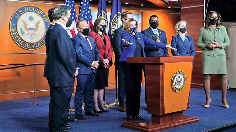 بيلوسي وراسكين ونواب آخرون في مؤتمر صحافي بعد تبرئة ترامب.   أ.ب