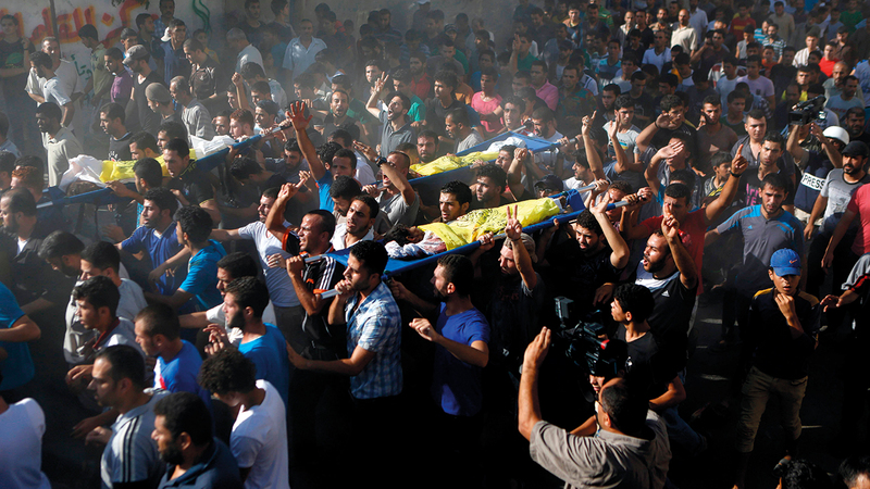 جماهير غفيرة تشيّع جثامين الأطفال الأربعة من عائلة بكر الذين استشهدوا في هجوم إسرائيلي عليهم وهم يلعبون كرة القدم على شاطئ غزة.   أ.ف.ب