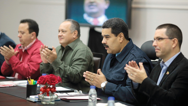 الرئيس الفنزويلي نيكولاس مادورو (الثاني من اليمين) خلال اجتماع في القصر الرئاسي.   أ.ف.ب