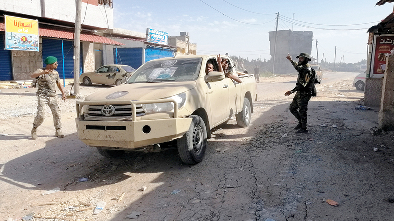 مجموعة من قوات شرق ليبيا في عين زارا.    رويترز